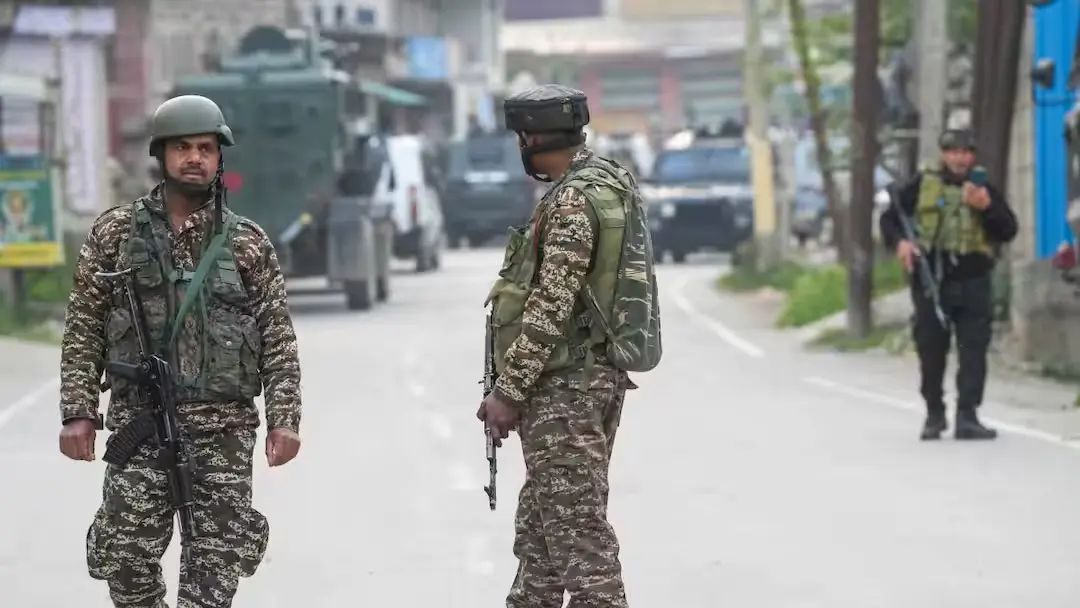 Afternoon_Voice's tweet photo. Operation Sohan: Two terrorists killed in a joint counter-terror operation in Udhampur. Army, J&K Police and CRPF continue search operations in the Brattal area.
#OperationSohan #Udhampur #JammuKashmir
🔗 https://t.co/Ar5rjynDOq https://t.co/kGMY3OJiGU