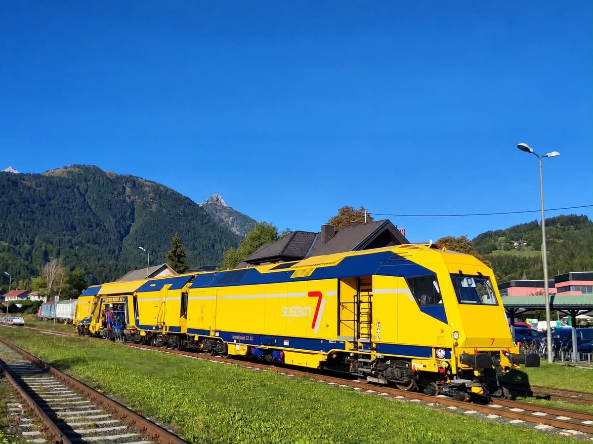 Gailtalbahn's tweet photo. Stopfmaschine „Temping Robot 4.0.“ auf der Gailtalbahn
Nachdem wir im vergangenen Jahr den Railjet als Gast des KAR-IN Mobilitätslabors auf der Gailtalbahn begrüßen durften, können wir heuer erneut einen ganz besonderen Besucher willkommen heißen.
„Tamping Robot 4.0“ system7 rail https://t.co/vGsaVbBAly