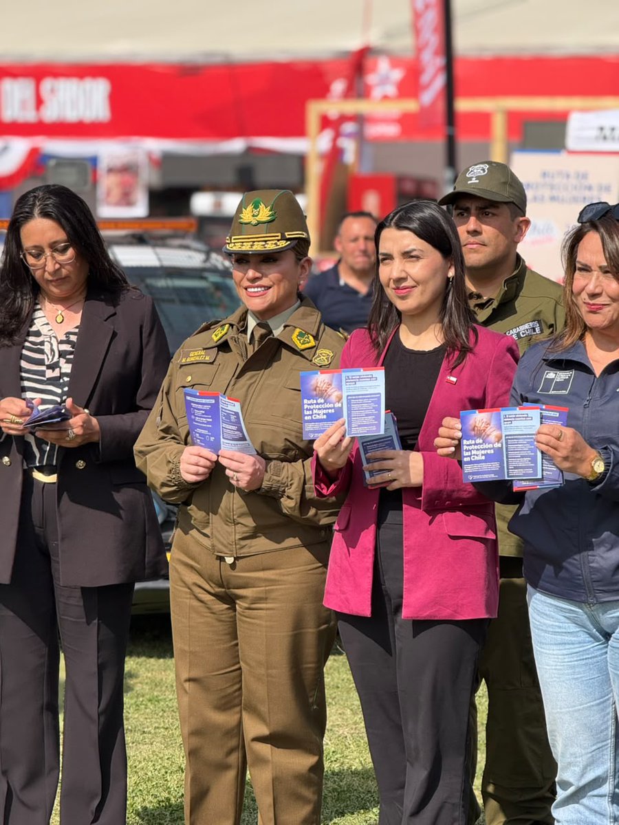 CarabDDHHyFam's tweet photo. Directora de @CarabDDHHyFam, Ministra @MinMujeryEG  y Directora @SernamEGChile ,  entregan información sobre prevención y denuncia de violencia de género en las Fondas del #ParqueOHiggins, en el marco de la campaña Ruta de la Protección de las Mujeres en Chile. https://t.co/fzVQjjVUeZ