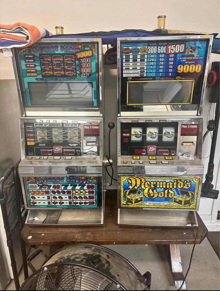 coulddotbet's tweet photo. 📢 NOW HIRING: SLOT PULLERS📢 🎰

Yes. This is a real job. 

We’ll pay you by the hour to pull a real slot machine handle every time a user plays slots on https://t.co/hdq1xOPRkT.

User clicks SPIN → you pull the handle. 🎰

Can’t go to a casino IRL?

This is about as close as it gets. 

@coulddotbet