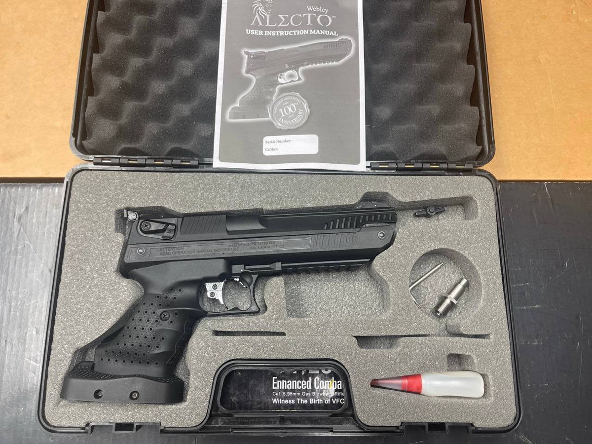 dixingpcp1's tweet photo. 英国 Webley Alecto 4.5口径经典 手压式

欧洲原装进口，土耳其制造，压1次70-100m/s，压3-5次最高可达156m/s

长度：315mm
高度：172mm
宽度：39mm
握把宽度：51mm
枪管长度：181mm
扳机：两段式
重量：1.1公斤
初速：90-156m/s左右（需要压1-5次）
价格：5000
#气枪 #气狗 #枪支 #手狗 #防身 #武器 https://t.co/0zfdF4SUBW