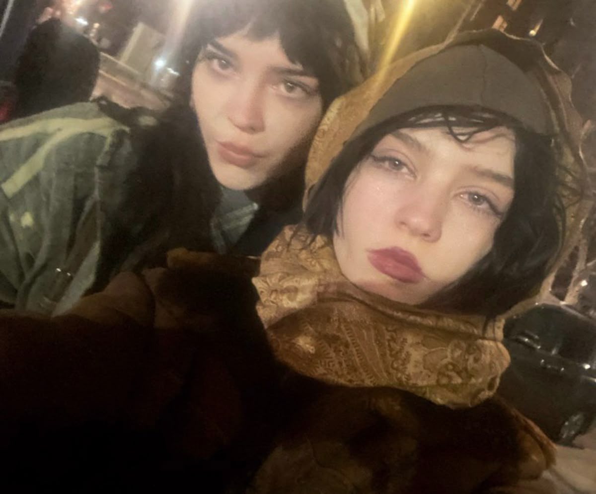 wwwdotcomic's tweet photo. Atualização: ela disse para não postar nada sobre ela nas redes. Então, como sou uma boa irmã, aqui vai nossa última foto juntas. https://t.co/16VcHfrOUN