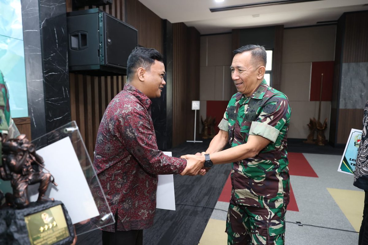 Kodimpaser's tweet photo. Dandim 0904/Paser Terima Penghargaan Dalam Kegiatan LKJ TMMD 129 

Tidak hanya Dandim, M. Luthfi Wartawan Media Online yang membawa medianya yaitu Pusaranmedia telah menyabet Juara III Media Online pada LKJ TMMD 129 tahun 2026 ini.

#mabesad #tmmd129 #kodimpaser https://t.co/vAks8pfgBk