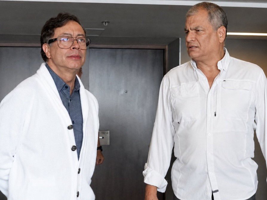 eduardomenoni's tweet photo. 🚨 CONFIRMADO: Los comunistas y expresidentes, Rafael Correa y Gustavo Petro, están ya como objetivos del Departamento de Estado de EEUU, por sus nexos con cárteles del narcotráfico y lavado de dinero, los documentos estaría sobre el escritorio del presidente Donald Trump. 🔥 https://t.co/yJod2o7KWq