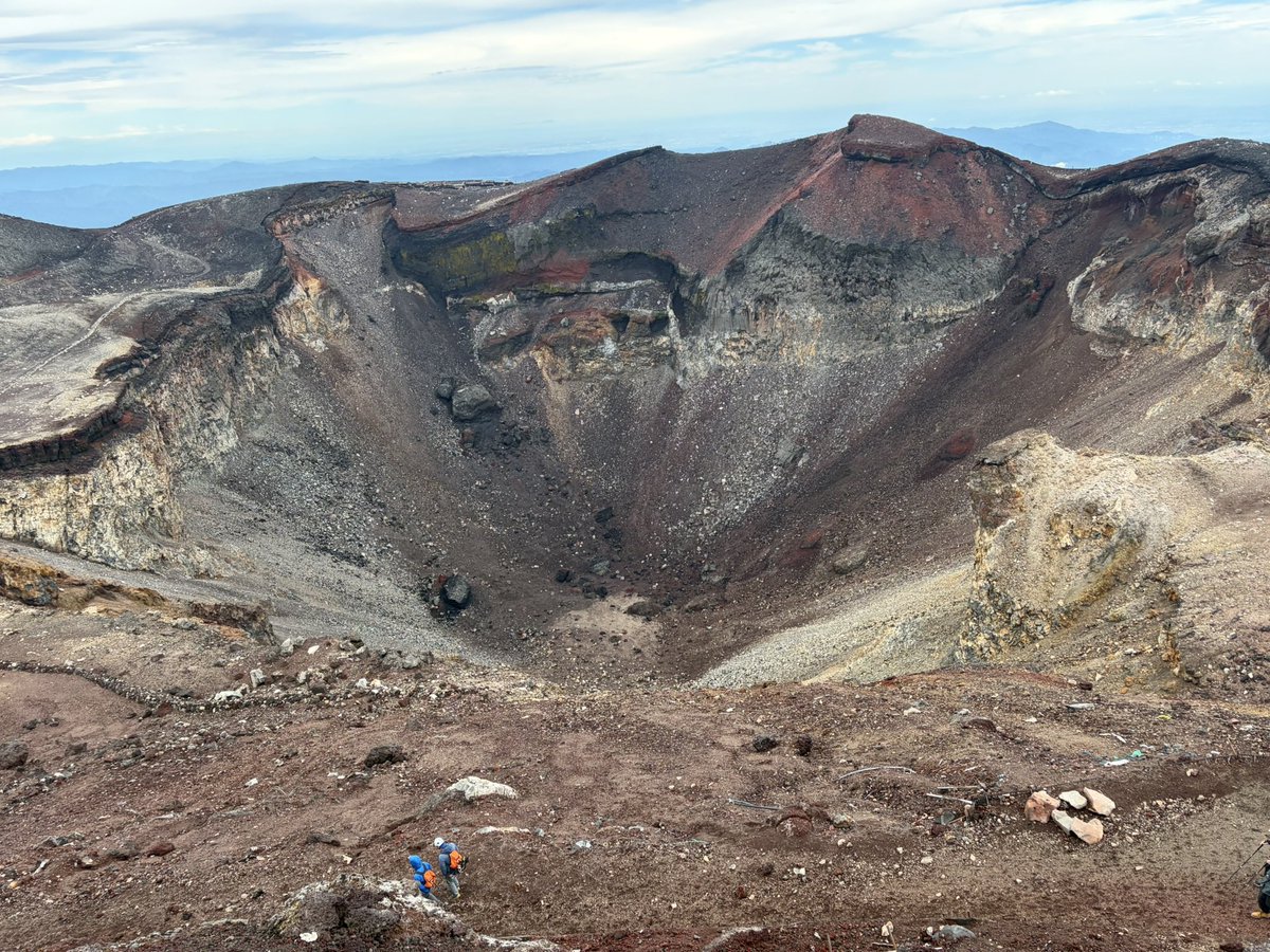 syurich42's tweet photo. The crater at the summit of Mount Fuji. 🌋 https://t.co/6SKKHcp9fx
