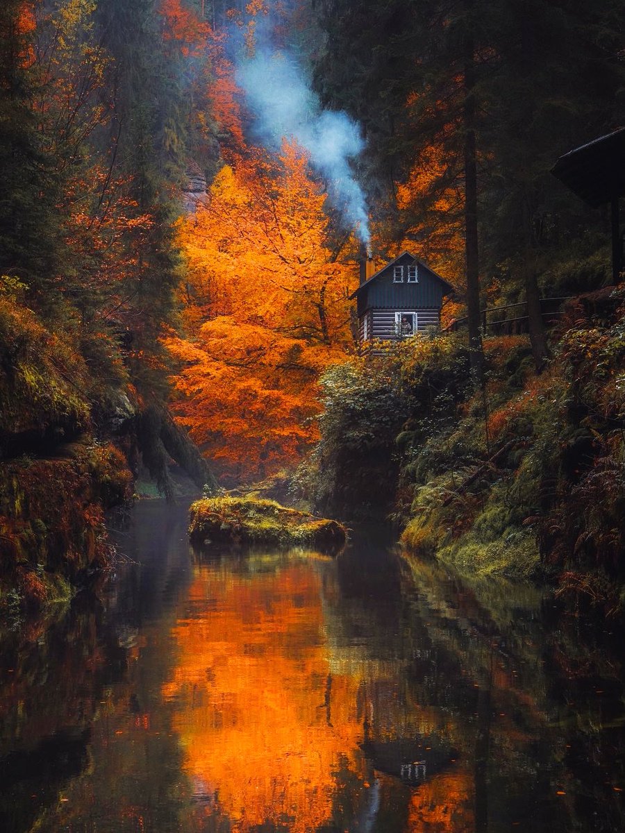 earthserenityy's tweet photo. Czech Republic in fall https://t.co/psRYAt8vK4