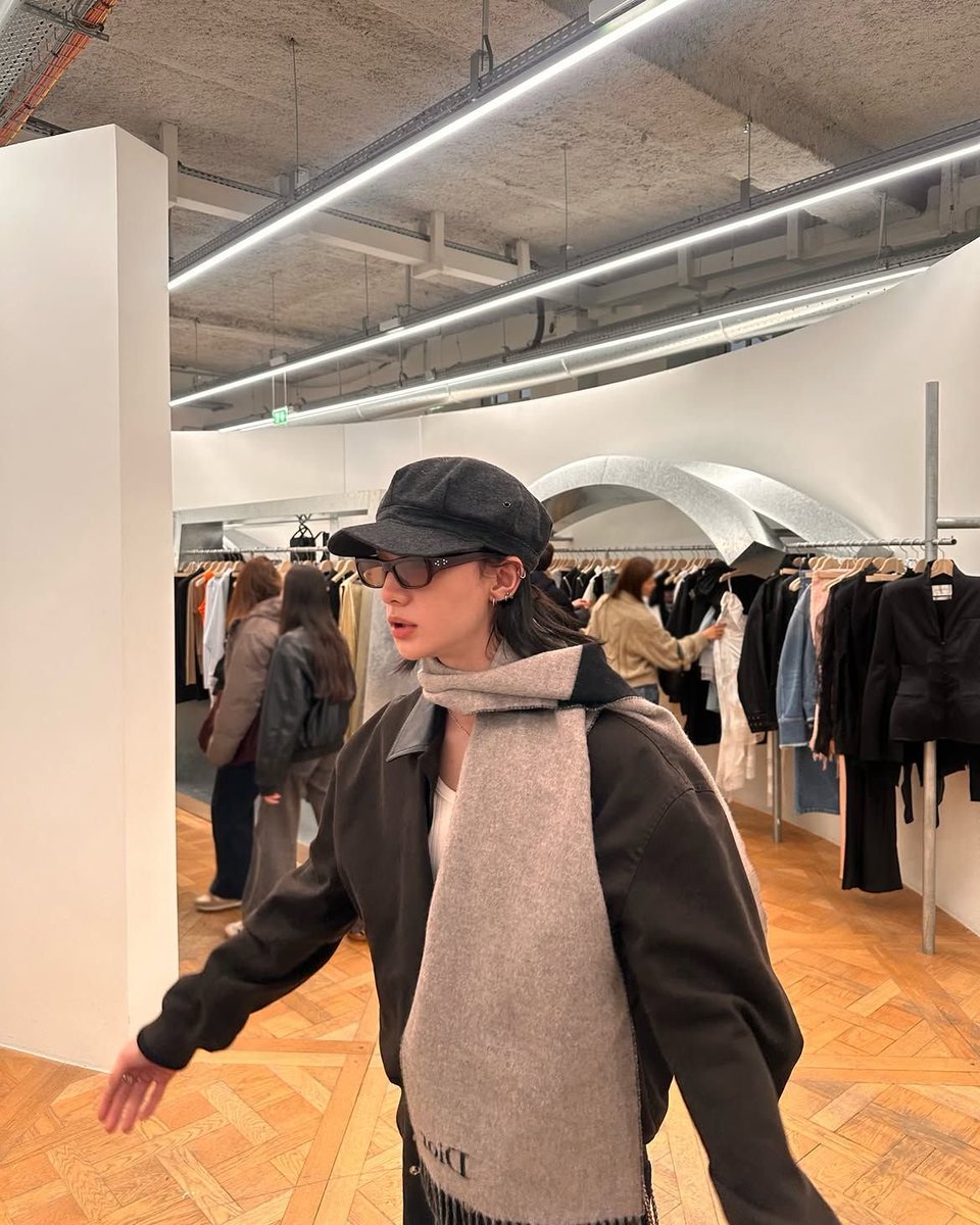 skzhyundjin's tweet photo. Esquire Korea ㅡ Hyunjin brings back this fall's jacket, 'This Blouson'

Hyunjin's choice for this season was also a blouson. At the airport on his way to Paris to attend the Dior F/W 2026-27 collection show. 

https://t.co/hWPcRUe0Rc
