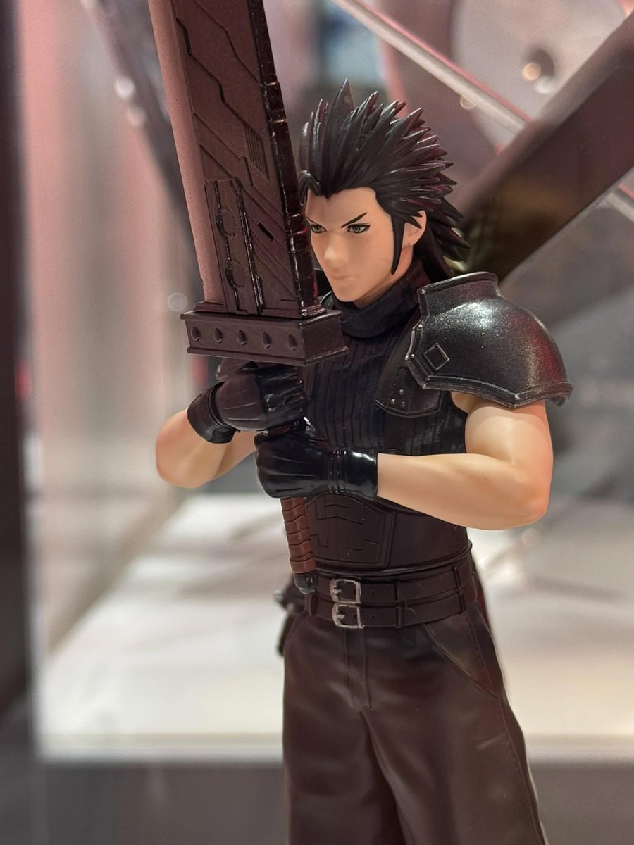 herkive's tweet photo. over 300 bucks for a tiny collector statue that looks like a bootleg oh man oh man https://t.co/q19VnIeMHh