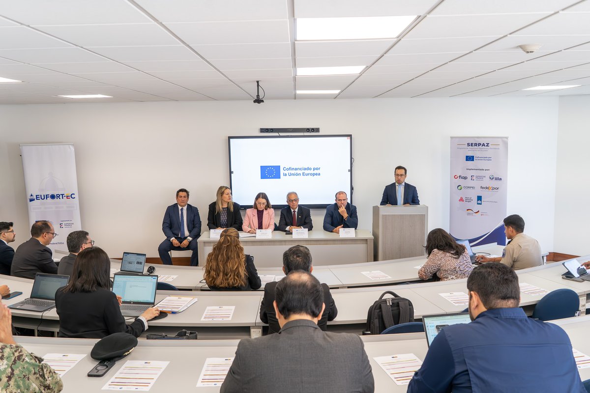 UEenEcuador's tweet photo. #SeguridadYCooperación | La #UE 🇪🇺, a través del #EquipoEuropa y de los programas de cooperación europeos #EUFORT-EC, #SEACOP y #SERPAZ, participó en la inauguración del curso especializado “Análisis del Crimen Organizado e Investigación del Narcotráfico Marítimo” realizado en la @uasbecuador.

👥 La formación está dirigida a representantes de la @armada_ecuador, @PoliciaEcuador, @FiscaliaEcuador, @CJudicaturaEc, TPG - Servicios Portuarios Guayaquil, @DirneaEcuador, @Anecacao_Ecu, @dpworldecuador, #YILPORT y @aebeecuador.

🤝 En la apertura participaron el viceministro de Seguridad Pública del @mininteriorec, Jorge Rivadeneira; la jefa de Cooperación de la @UEenEcuador, Cristina Marín; la comisaria del programa #SERPAZ, Cristina Lera; el coordinador general para América Latina del proyecto #SEACOP, Alfredo Díaz; y el coordinador del programa #EUFORT-EC, Francisco Álvarez.

📚 Durante cinco días, los participantes abordarán temas como las amenazas a la cadena logística, las técnicas especiales de investigación, las herramientas judiciales y las investigaciones vinculadas al narcotráfico y al lavado de activos.

🔎 A través de ponencias, mesas de trabajo, análisis de casos y ejercicios prácticos, EUFORT-EC, SEACOP y SERPAZ suman esfuerzos para fortalecer las capacidades técnicas, operativas y analíticas, así como promover una mayor articulación entre los sectores público y privado frente al crimen organizado transnacional.

🇪🇺🤝🇪🇨 La #UE continúa acompañando a Ecuador en el fortalecimiento de capacidades y la cooperación para avanzar hacia respuestas más coordinadas frente a los desafíos del crimen organizado.

#SERPAZ #SEACOP #EUFORT-EC #TeamEurope #EquipoEuropa #EU4Security #CooperaciónEuropea