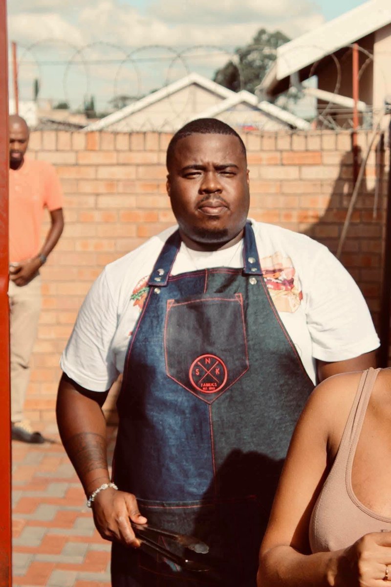 Aaron_JamesZA's tweet photo. He sells crunchy fast food for a living, his name is Koketjo Semenya a chef from Lenasia and the founder of Food_By_k_.

For more info:📲081 447 8395

Location: 8513 Goshawk Street Lenasia South, Johannesburg, South Africa https://t.co/lvR7QwFS4H