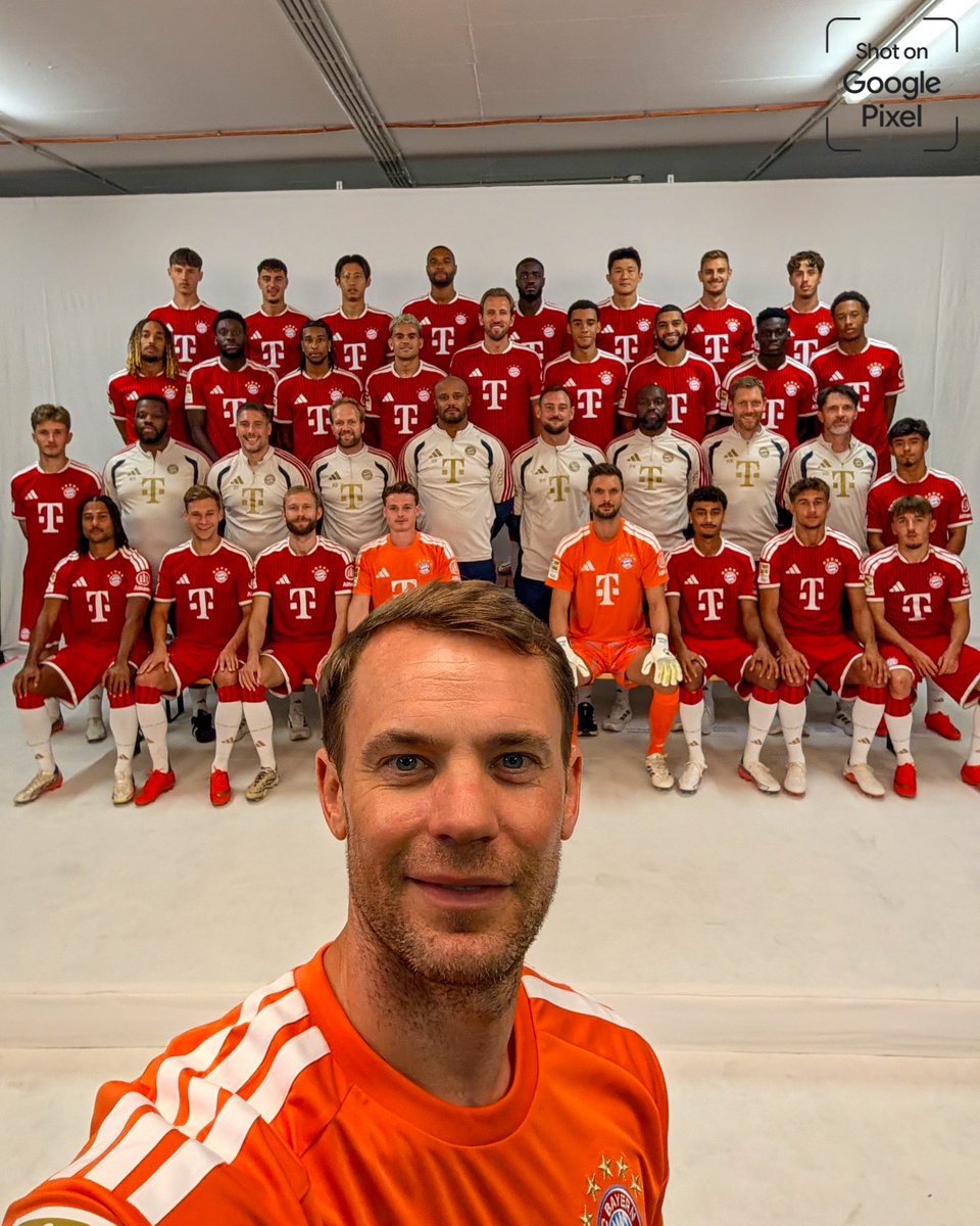 FCBayern's tweet photo. 𝑻𝒆𝒂𝒎-𝑺𝒆𝒍𝒇𝒊𝒆 🤳❤️ https://t.co/n4NxQC5IyH