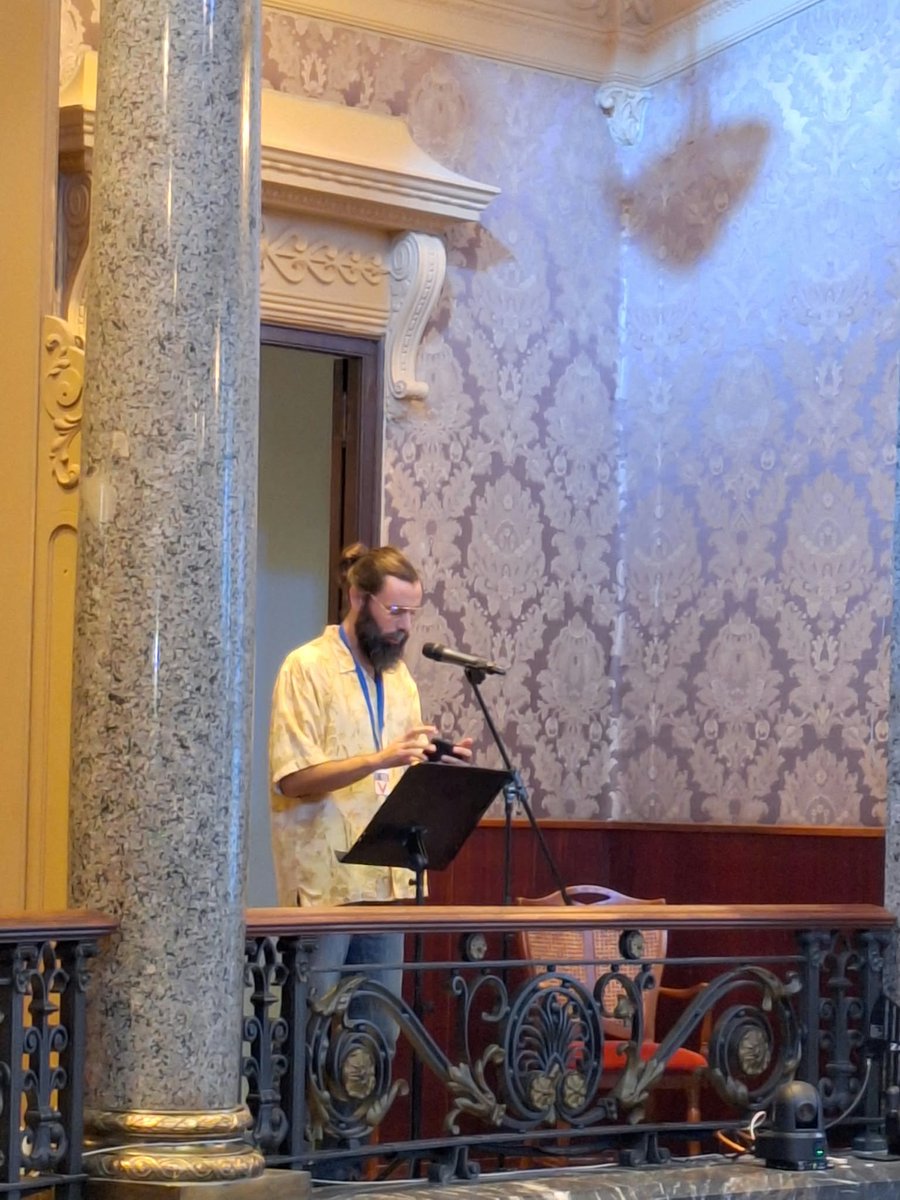 AjuntamentVLC's tweet photo. Finalitza la participació ciutadana al #DebatVLC amb la intervenció del representant de l’@avlapetxina qui posa de relleu que la moratòria turística no ha servit massa i, a més, ha incrementat preu de l’habitatge. Critica la incapacitat per a aprovar la #ZBE, el manteniment del túnel de Pérez Galdós i que l'asfaltat fonoabsorbent no soluciona el problema de soroll. Parla d’excés d’implantació de zona blava, demana més arbratge i saber què es farà amb la superilla de #laPetxina.