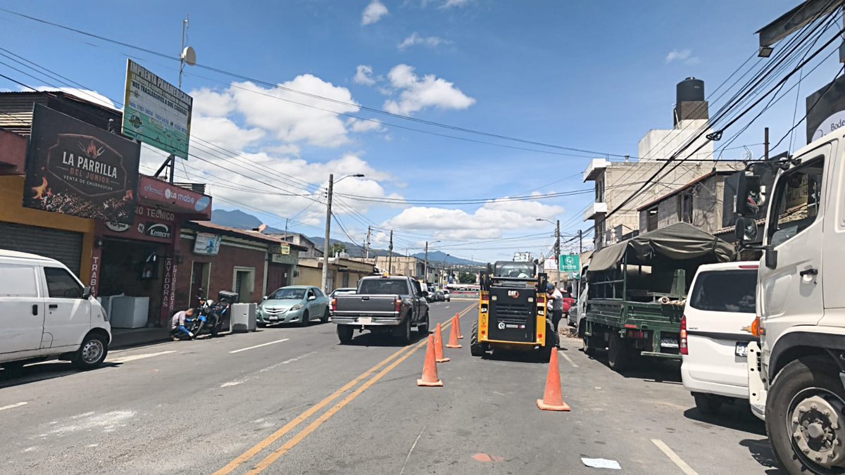 PMTQ_MuniXela's tweet photo. 🚧 Cierre temporal parcial !
Debido a trabajos de EMAX en la 18 avenida entre 8a calle, zona 3, se realiza regulación preventiva del tránsito en el sector.
🚗Conduce con precaución, mantente atento y sigue las indicaciones de los agentes de tránsito.
#TransitoXela #MuniXela https://t.co/bact7dtkIh