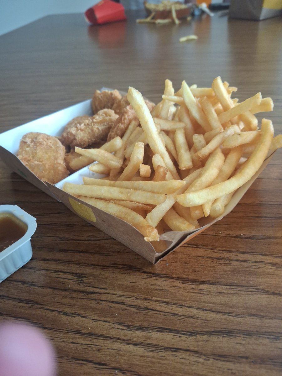 Vesperfalls's tweet photo. Thanks for the McDonald's mrs.martinez my teacher #hopecore #dystopian #fruitogeraro https://t.co/OBpZnOorwx