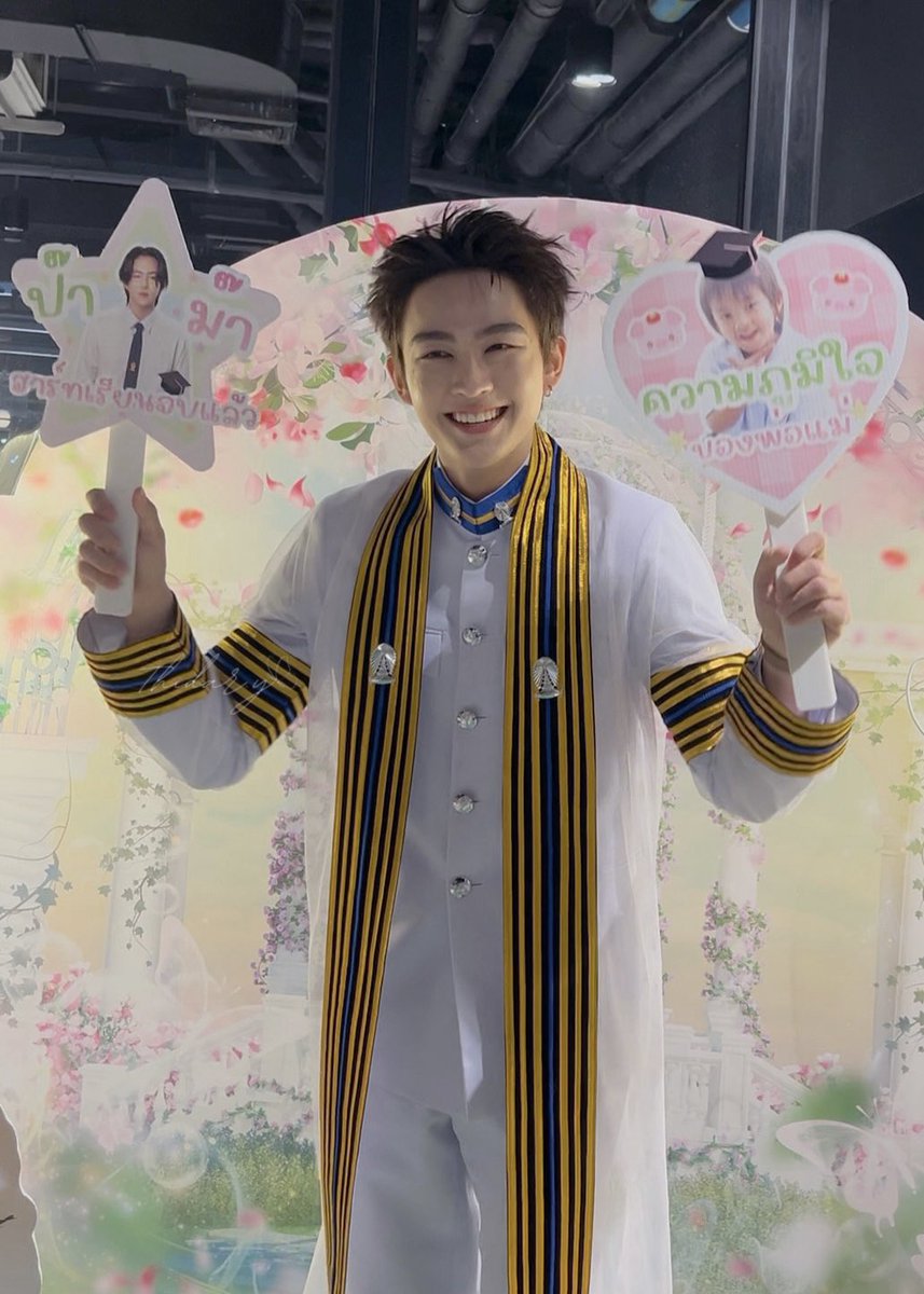 yayha_tdr's tweet photo. แพ้รอยยิ้มน้องฮาร์ทมาก😭💖

#HEARTchuthiwat 
#HEARTGraduation
#พี่ฮาร์ทนิจุพี่ชุติจบแล้วโว้ย
#ครุยแรกของบัสจัดไปศูนย์สาม https://t.co/11eGrHcPDm