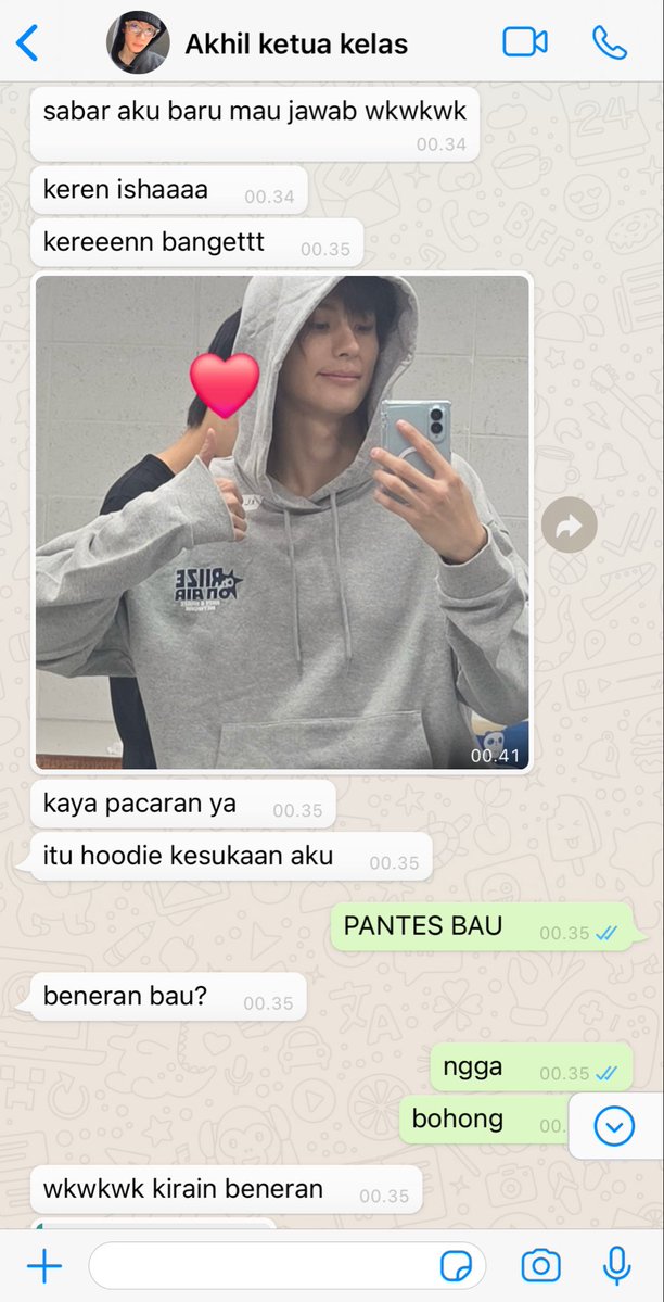 mekarbersua's tweet photo. tonddo au ketauan pinjem pinjeman hoodie https://t.co/ayoMHGIG5x