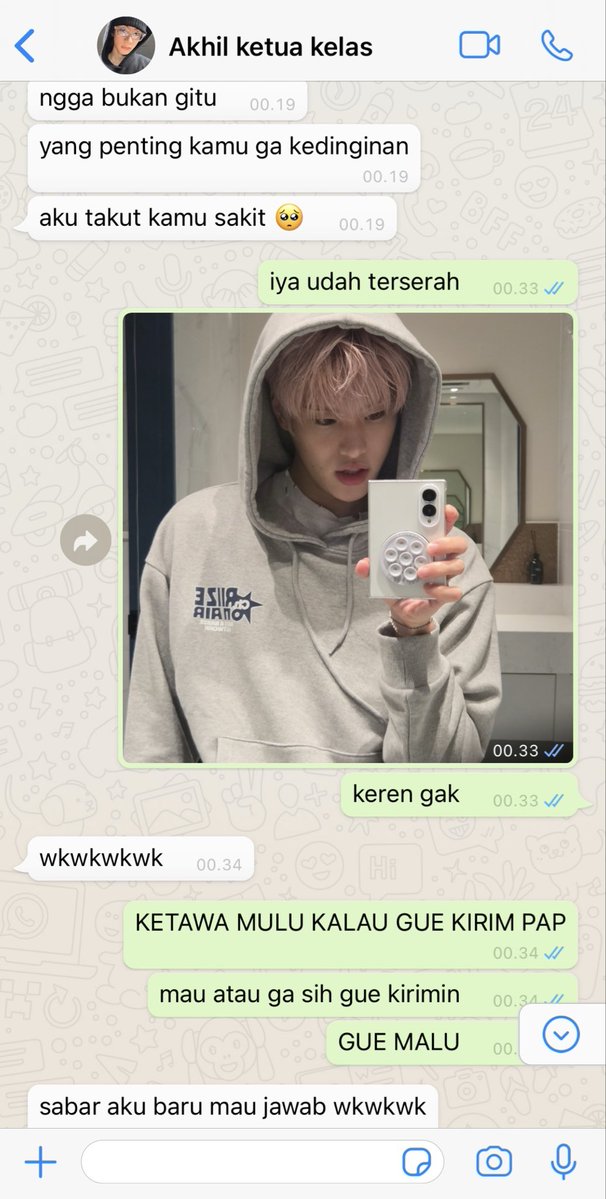 mekarbersua's tweet photo. tonddo au ketauan pinjem pinjeman hoodie https://t.co/ayoMHGIG5x