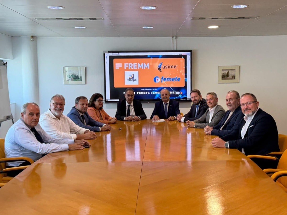 EICAGobCan's tweet photo. El viceconsejero de Industria, Comercio y Consumo, @FelipeAfonso555 visita la Federación de Empresarios del Metal de la Región de Murcia, junto con una delegación de @Femete y @FEMEPA_LP 

#GobCan https://t.co/nxLhU31WMB