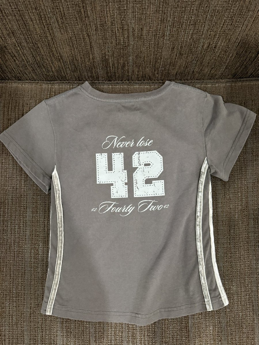 byjayee3's tweet photo. frank baby tee👚 สีเทา
ไซส M 
สภาพดีมาก 100%

190 รวมส่ง📦

📩 สนใจ dm เลยค่า
#ส่งต่อเสื้อผ้า #เสื้อผ้ามือสอง #ส่งต่อเสื้อผ้ามือสอง #กางเกงมือสอง #กางเกงยีนส์ #กระโปรง #โล๊ะตู้มือสอง #เสื้อผ้ามือสองสภาพดี https://t.co/j81mvBSvkQ