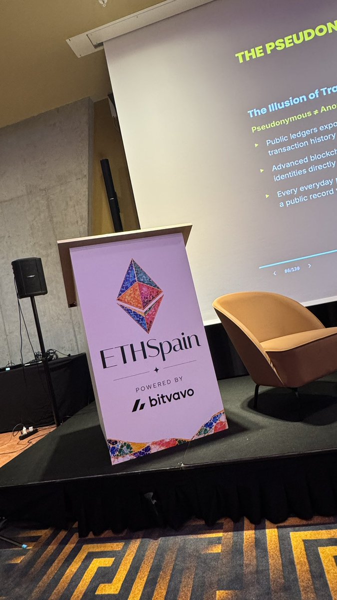 ZcastEsp's tweet photo. En este momento @gordonestv habla sobre la soberanía de la privacidad en @ETHSpain_ https://t.co/KqCK24TfdN