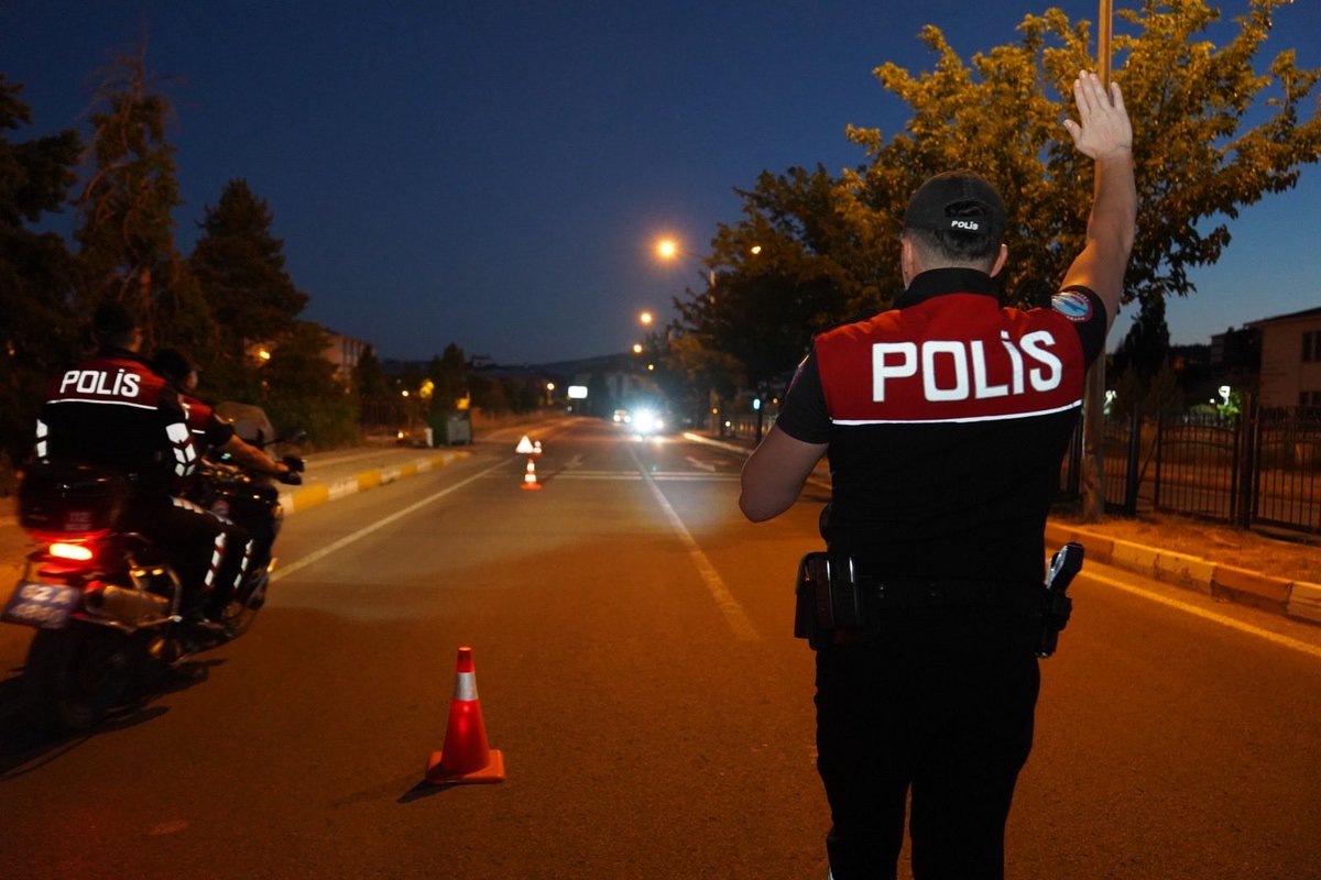 EmniyetGM's tweet photo. Farklı birimlerimizden kahraman personelimiz ile, vatandaşlarımızın huzur ve güvenliğini sağlamaya yönelik denetimlerimizi sürdürüyoruz.

Suçun her türlüsüne karşı tavizsiz bir iradeyle, mücadelemize kararlılıkla devam ediyoruz. 🇹🇷 https://t.co/CbAsQd7QYm