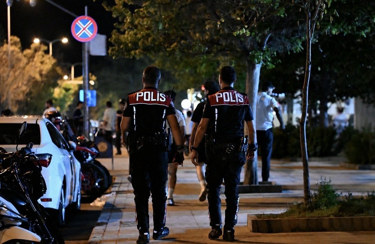 EmniyetGM's tweet photo. Farklı birimlerimizden kahraman personelimiz ile, vatandaşlarımızın huzur ve güvenliğini sağlamaya yönelik denetimlerimizi sürdürüyoruz.

Suçun her türlüsüne karşı tavizsiz bir iradeyle, mücadelemize kararlılıkla devam ediyoruz. 🇹🇷 https://t.co/CbAsQd7QYm