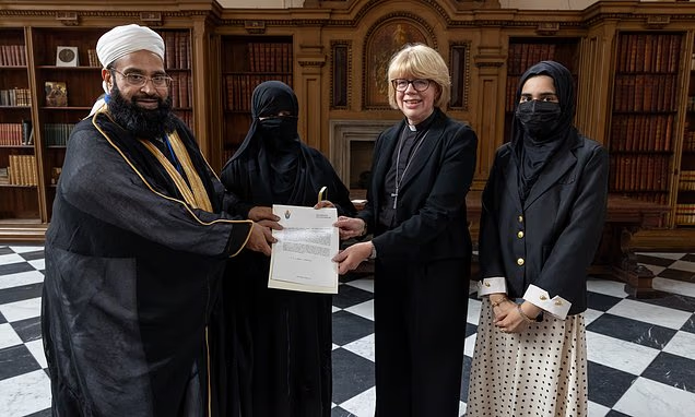 Templarpilled's tweet photo. If I were a Jesuit time traveler tasked with stopping the English Reformation, I would just show Henry VIII's fat ass this image: https://t.co/4ChuAHSN2X