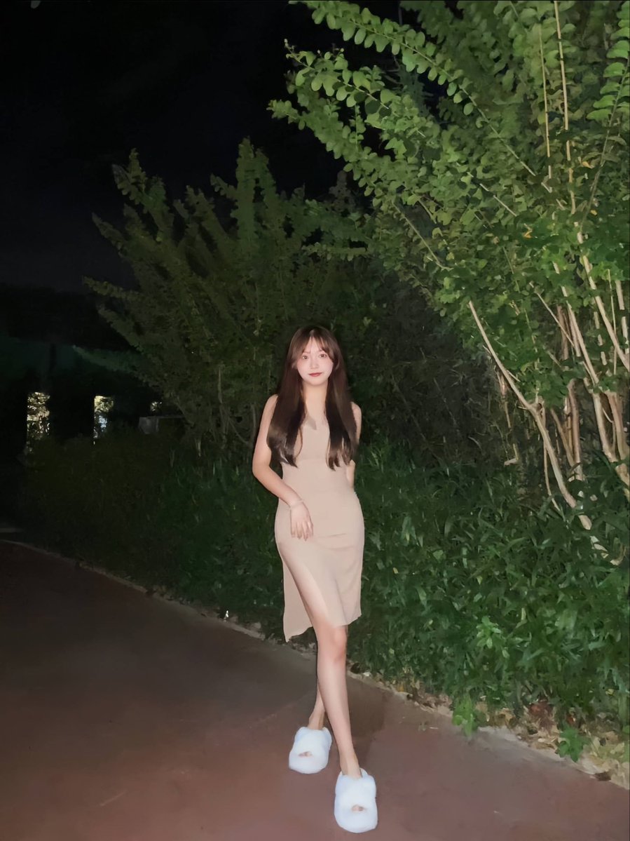 lzy_122's tweet photo. 半夜三更遇见我，更喜欢我穿哪一套呢 https://t.co/lcrwQ2nkHp