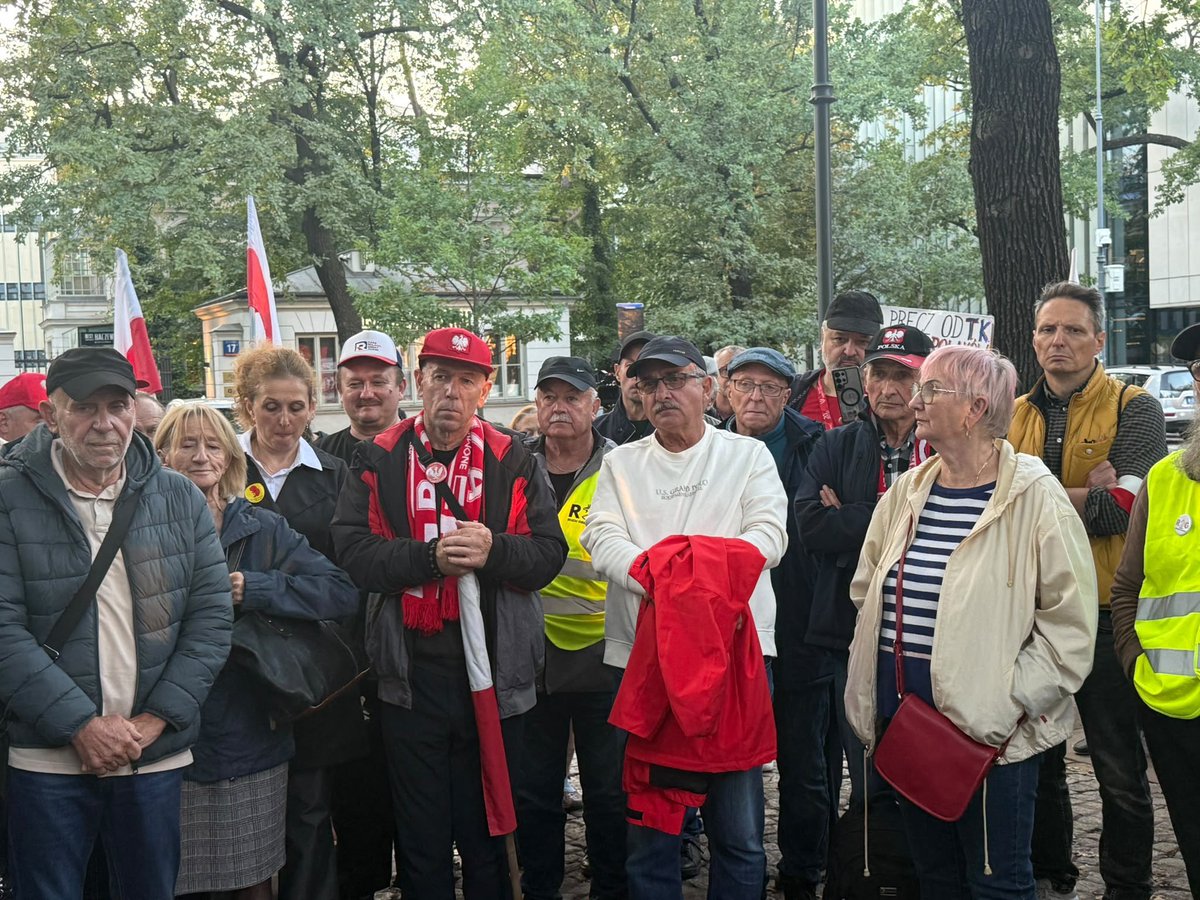 TomaszSakiewicz's tweet photo. Już jutro o 17:00 manifestacja w obronie Trybunału Konstytucyjnego! Nie może Was zabraknąć! Pokażmy kryptodyktaturze Tuska jak mocni są zjednoczeni Polacy! 🇵🇱🇵🇱🇵🇱 https://t.co/1hVlchz2uC