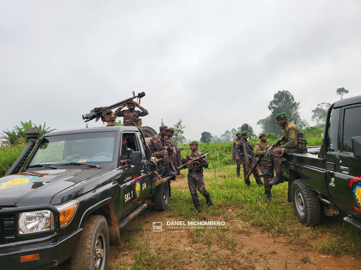 michombero's tweet photo. #Nord_Kivu : les FARDC annoncent la reprise des collines Miko et Remeka à Masisi

Les Forces armées de la République démocratique du Congo (FARDC), appuyées par les Volontaires pour la défense de la patrie (VDP), ont repris le contrôle des collines Miko et Remeka, dans le territoire de Masisi (Nord-Kivu), à l’issue de combats menés le 15 septembre contre la coalition AFC-M23/RDF.

Dans un communiqué de la 34ᵉ région militaire, l’armée affirme avoir également repris plusieurs agglomérations du groupement Ufamandu 1er, dont Katuunda, Miano, Kaleta et Kasake. Le bilan communiqué par les FARDC fait état de 14 combattants adverses tués, 13 blessés, trois capturés et huit armes saisies, tandis que trois VDP ont été tués.

Selon le major Dieudonné Kasereka, chargé de communication de la 34ᵉ région militaire, les affrontements se poursuivent désormais sur la colline de Singati, à la limite des territoires de Masisi et de Walikale. L’armée accuse l’AFC-M23/RDF de multiplier les attaques contre ses positions depuis le début du mois de septembre dans les territoires de Masisi, Rutshuru, Walikale et Kalehe.

Des sources locales rapportent également des déplacements de civils vers le territoire voisin de Walikale. 

Selon plusieurs sources concordantes, une situation non habituelle s’observe depuis ce matin dans la ville de Goma. Plusieurs militaires sont visibles dans tous les coins chauds de la ville. Un message a été adressé aux responsables des shops de fermer les portes à 18h. 
La circulation la nuit est limitée et des mouvements de manœuvres militaires s’observe dans la ville.