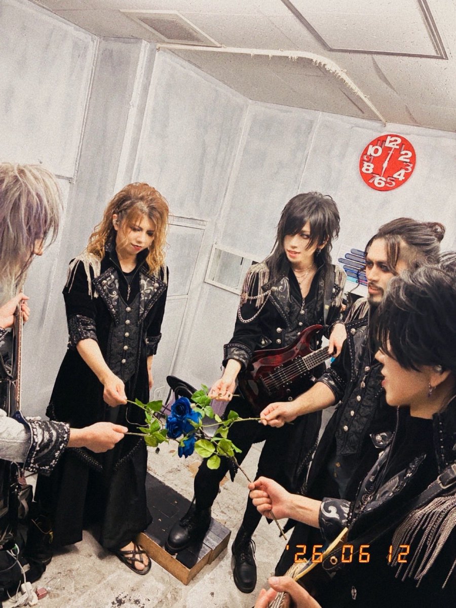 TERU__info's tweet photo. 青い薔薇を見ると

あの夜を思い出す…🌹 https://t.co/ifnBW4caqm