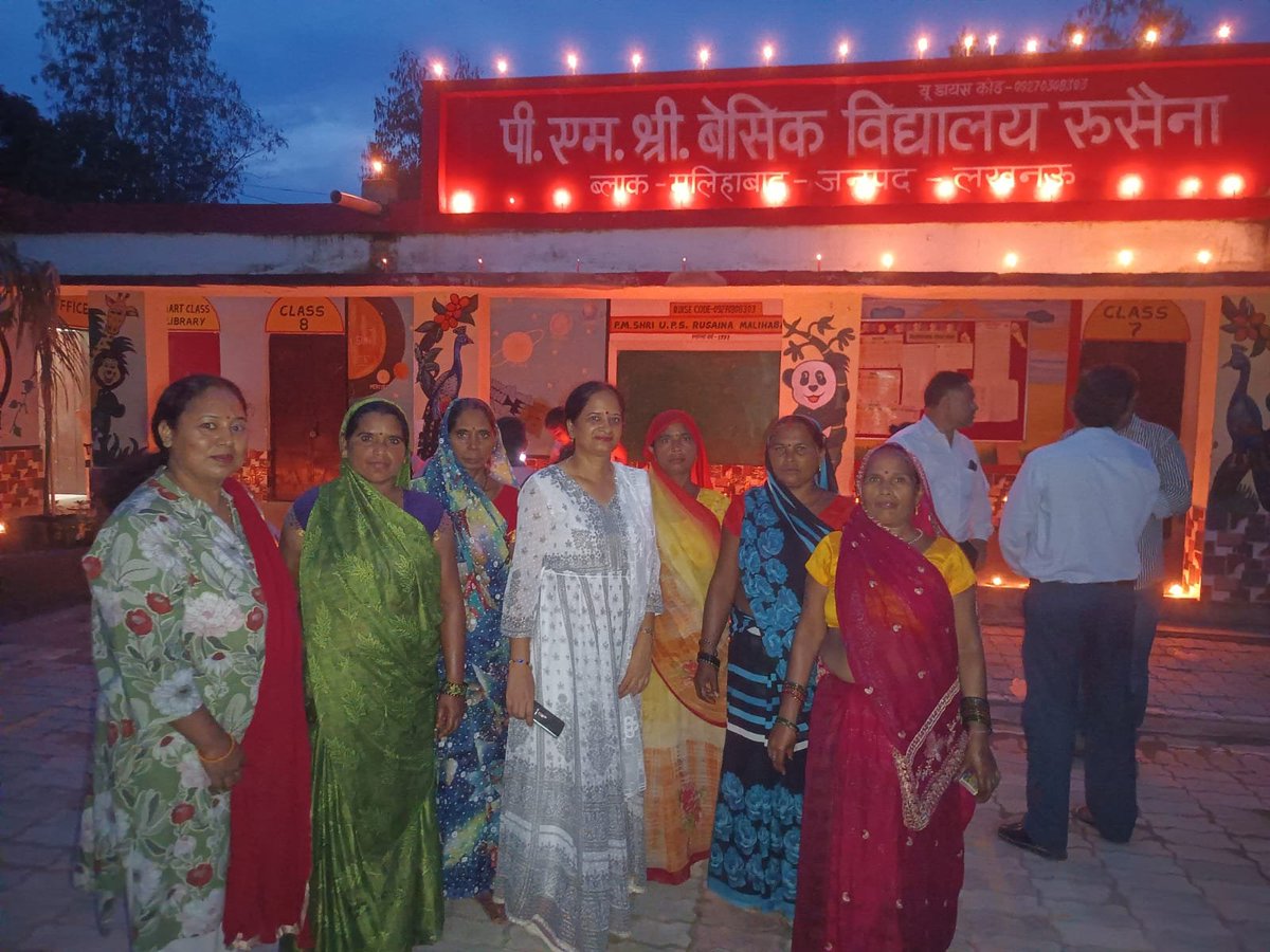 BSALUCKNOW's tweet photo. सेवा संकल्प अभियान के  अंतर्गत जनपद लखनऊ में दीपोत्सव कार्यक्रम का आयोजन आज किया गया, जिसमें विद्यालय के बच्चे, अभिभावक, जनप्रतिनिधि, व विद्यालय के समस्त स्टाफ ने कार्यक्रम को सफल बनाया 
#BasicEducationUP #SchoolEducation #SamagraShiksha #BasicEducationUP #BasicShikshaUP #SchoolForViksitBharat