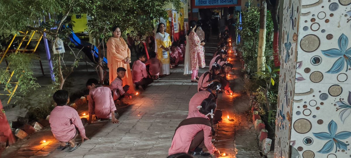 BSALUCKNOW's tweet photo. सेवा संकल्प अभियान के  अंतर्गत जनपद लखनऊ में दीपोत्सव कार्यक्रम का आयोजन आज किया गया, जिसमें विद्यालय के बच्चे, अभिभावक, जनप्रतिनिधि, व विद्यालय के समस्त स्टाफ ने कार्यक्रम को सफल बनाया 
#BasicEducationUP #SchoolEducation #SamagraShiksha #BasicEducationUP #BasicShikshaUP #SchoolForViksitBharat