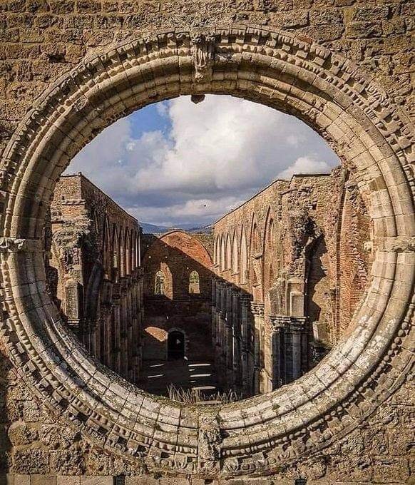 RamellaUgo's tweet photo. Abbazia di San Galgano Chiusdino (Siena) 1148/1152 https://t.co/QWHfe5JMVj
