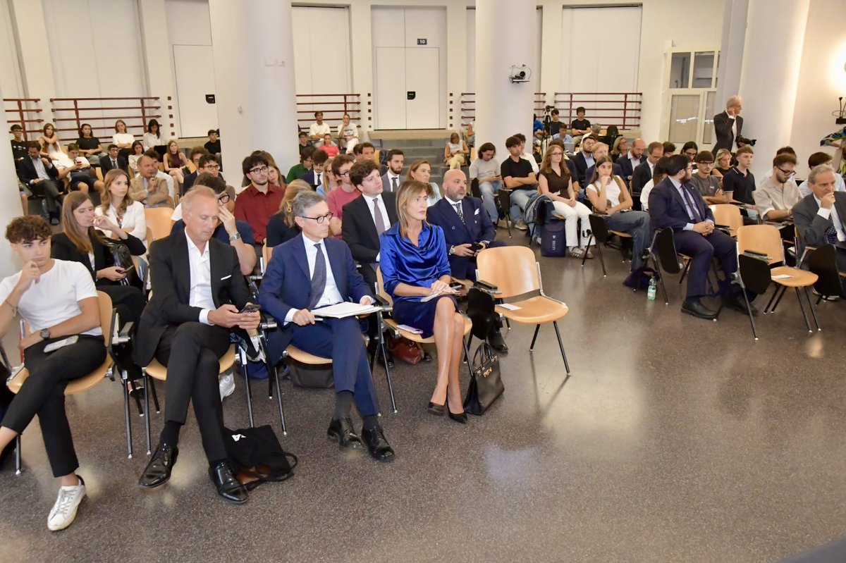 Min_Casellati's tweet photo. Oggi alla @UniLUISS, insieme a Giovanni Orsina, per parlare di #riforme, istituzioni e futuro del Paese.
Ho raccontato la mia esperienza e il lavoro di questi anni: le riforme sono una sfida complessa, che richiede dialogo, capacità di coinvolgere sensibilità diverse e una visione in grado di rendere l’Italia più moderna e competitiva. Un impegno che porto avanti anche con la #semplificazione e la lotta alla burocrazia.
Il futuro passa soprattutto dai giovani. Vedere studenti che partecipano e si interessano alla politica e al funzionamento dello Stato è un segnale importante per il Paese e uno stimolo in più per il mio impegno quotidiano.
Un grazie di cuore a tutti i presenti.
@LUISSSoG