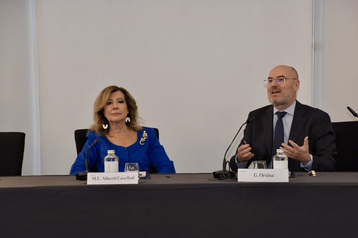 Min_Casellati's tweet photo. Oggi alla @UniLUISS, insieme a Giovanni Orsina, per parlare di #riforme, istituzioni e futuro del Paese.
Ho raccontato la mia esperienza e il lavoro di questi anni: le riforme sono una sfida complessa, che richiede dialogo, capacità di coinvolgere sensibilità diverse e una visione in grado di rendere l’Italia più moderna e competitiva. Un impegno che porto avanti anche con la #semplificazione e la lotta alla burocrazia.
Il futuro passa soprattutto dai giovani. Vedere studenti che partecipano e si interessano alla politica e al funzionamento dello Stato è un segnale importante per il Paese e uno stimolo in più per il mio impegno quotidiano.
Un grazie di cuore a tutti i presenti.
@LUISSSoG