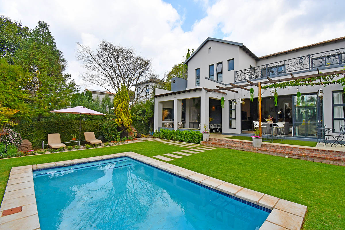 JawitzProp's tweet photo. 8 Bedroom House For Sale in Thornhill Estate, Edenvale | R8,499,000 🏡

This residence offers a combination of family accommodation, independent living spaces &amp; potential rental income 🤩

🔗https://t.co/OQEG27fzQu

The 𝑟𝑒𝑎𝑙 estate agents™
Registered with the PPRA
#Jawitz https://t.co/GpdZScc3Ua