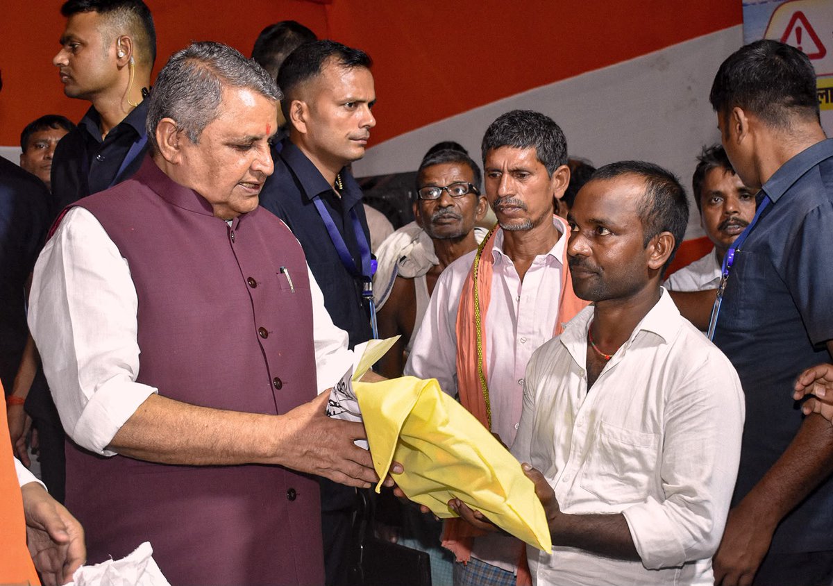 VijayKChy's tweet photo. माननीय मुख्यमंत्री श्री @samrat4bjp जी के साथ बिन्द टोली, जेपी गंगा पथ, पटना में संचालित सामुदायिक रसोई केंद्र का निरीक्षण किया। भोजन एवं राहत व्यवस्थाओं का जायजा लेकर अधिकारियों को आवश्यक निर्देश दिए।
#bihar #patna #communitykitchen #bindtoli #JPGangaPath #ReliefWork
@Jduonline