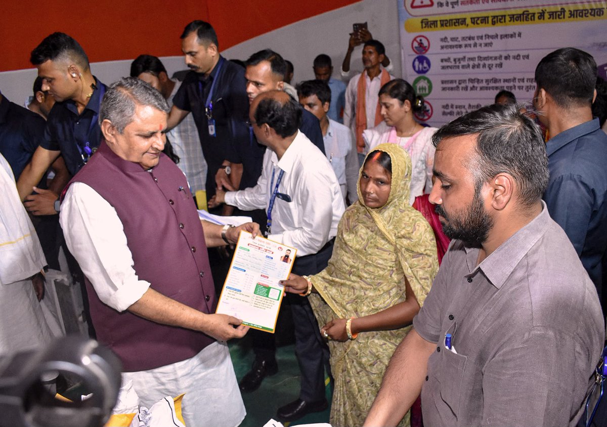 VijayKChy's tweet photo. माननीय मुख्यमंत्री श्री @samrat4bjp जी के साथ बिन्द टोली, जेपी गंगा पथ, पटना में संचालित सामुदायिक रसोई केंद्र का निरीक्षण किया। भोजन एवं राहत व्यवस्थाओं का जायजा लेकर अधिकारियों को आवश्यक निर्देश दिए।
#bihar #patna #communitykitchen #bindtoli #JPGangaPath #ReliefWork
@Jduonline
