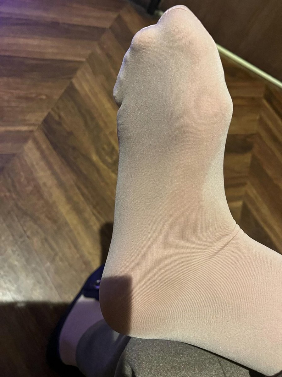 5xm9b's tweet photo. 汗じみやばすぎてほんとにくっさい😭😭
さすがにこれは恥ずかしいかも笑 
3000円で売ります！paypay先払いレタパ発送でーーす♡ 
#ストッキング売ります 
#靴下売ります https://t.co/5ZBDOHyWVz