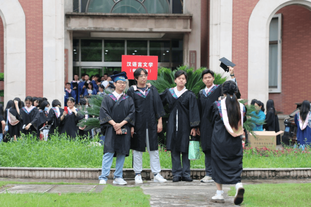 ParticiaDerwf's tweet photo. Graduation vibes hit different—cheers to late-night study sessions, laugh-till-we-cry moments, and the wild adventure ahead.  #ClassOf2024 https://t.co/ShRm5meFE0