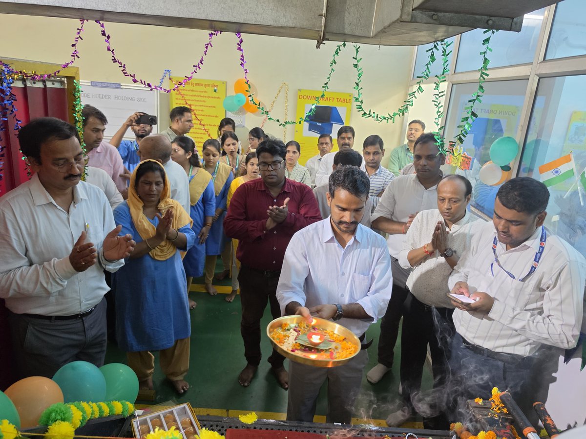 stclucknow's tweet photo. पर्यवेक्षक प्रशिक्षण केंद्र, चारबाग, लखनऊ में आज भगवान विश्वकर्मा पूजा श्रद्धा एवं भक्ति के साथ संपन्न हुई। 🙏 https://t.co/eBMnGAXr74