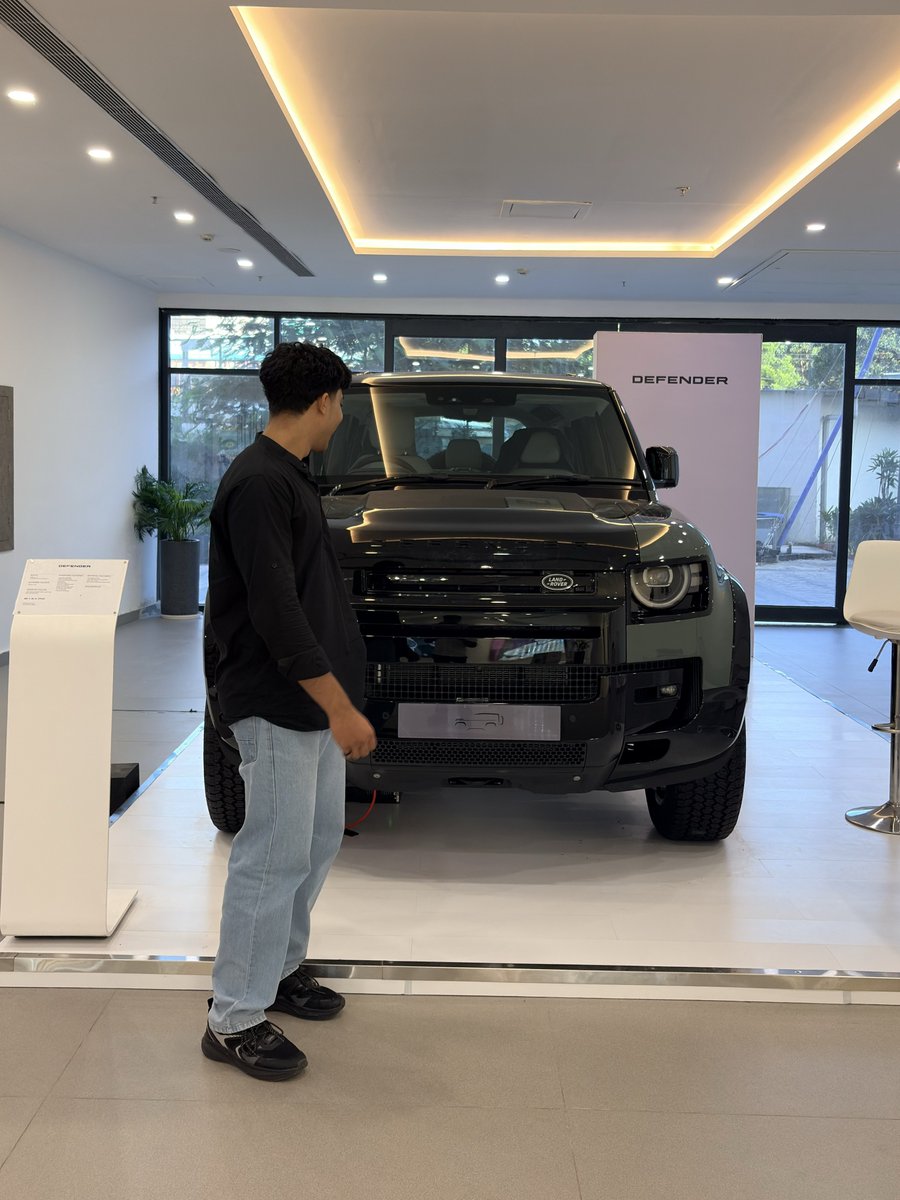 kaxsy_visuals's tweet photo. Stared at this Defender for two good minutes today.

Not because I could afford it. Because I can't.

The distance between who we are and who we want to be shouldn't discourage us, but motivate us.

Someday, I'll have one. And so will you. 🚗 #videoeditor https://t.co/vgYUwbh6vF
