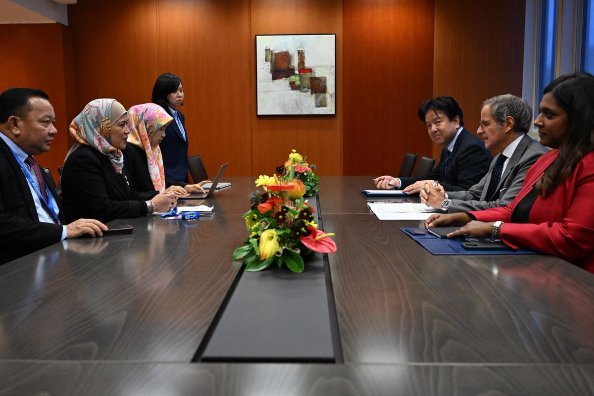 rafaelmgrossi's tweet photo. At #IAEAGC, met Brunei Darussalam’s Farida Talib to review cooperation with @IAEAorg across food security through #Atoms4Food, cancer care with #RaysOfHope, radiation safety, laboratory capacity & emergency preparedness.
As 🇧🇳 considers nuclear power, we had a timely exchange on how the Agency can support.
