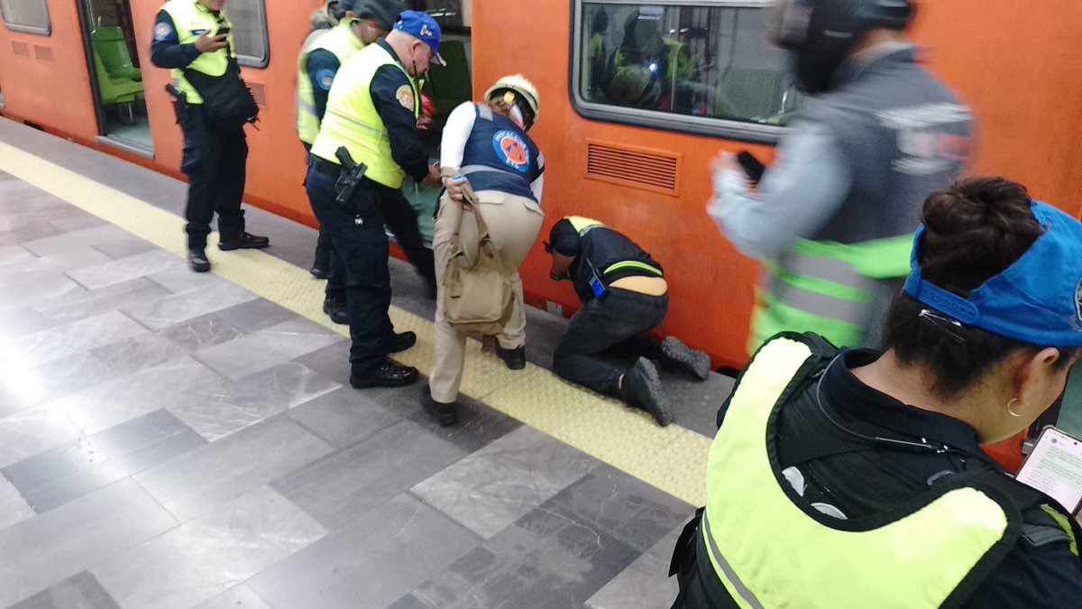 Wendymg10's tweet photo. 🚇💥 PERSONA ARROLLADA EN MIXCOAC, LÍNEA 7 💥🚇

La persona se encuentra con vida y están tratando de sacarla del lugar. Toma precauciones si transitas por la estación.

#Mixcoac #ChismososDeLaZonaSur https://t.co/R7AH23zsMC