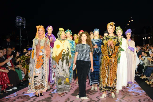elifmimlam's tweet photo. Göz kaslarım mı kireçlendi, tat reseptörlerim mi dağlandı? Imannoor koleksiyonu çok fazla değil mi? Göz yorucu paletler, kontrastlar, desenler. Yan yana daha bir sıkıntı. Panayır konseptinin süperleri var. Bknz https://t.co/2RtcMmexea https://t.co/NMw6zlk0Fm