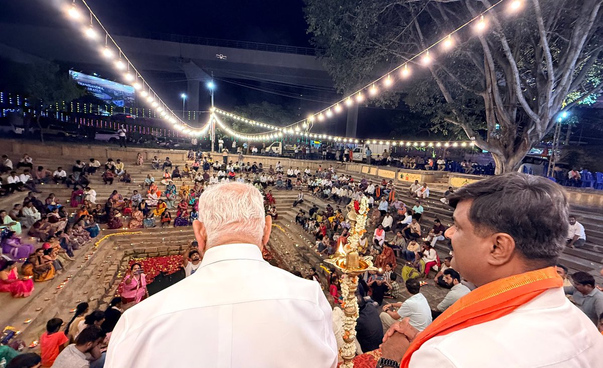 BSYBJP's tweet photo. ಆದರಣೀಯ ಪ್ರಧಾನಿ ಶ್ರೀ ನರೇಂದ್ರ ಮೋದಿ ಜೀ ರವರ ಜನ್ಮದಿನದ ಅಂಗವಾಗಿ ಮಲೇಶ್ವರದಲ್ಲಿ ಆಯೋಜಿಸಲಾಗಿದ್ದ ಗಣೇಶೋತ್ಸವ, ಗಂಗಾರತಿ ಕಾರ್ಯಕ್ರಮಗಳಲ್ಲಿ ಪಾಲ್ಗೊಂಡು, ನಂತರ ಬ್ಯಾಟರಾಯನಪುರದ ಚಿಕ್ಕಜಾಲ ಶ್ರೀ ಕೋಟೆ ಆಂಜನೇಯ ಸ್ವಾಮಿ ದೇವಾಲಯದಲ್ಲಿ ಸೇವಾ ಸಂಕಲ್ಪ ಅಭಿಯಾನದ ಪ್ರಯುಕ್ತ ಆಶೀರ್ವಾದದ ದೀಪ ಬೆಳಗಿ ಪ್ರಧಾನಿಗಳಿಗೆ ಶುಭ ಕೋರಲಾಯಿತು.

#AshirwadKaDiya