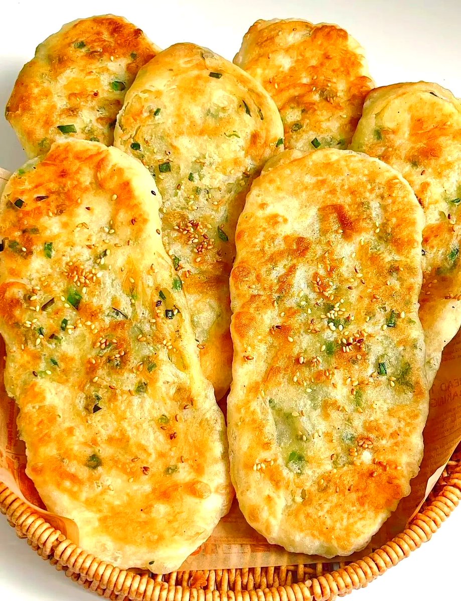 rosyt142217's tweet photo. Craving late-night street snack vibes Hot, crispy scallion pancakes with a drizzle of spicy soy sauce — the perfect quick bite for a chill walk! https://t.co/LBASiEetbk