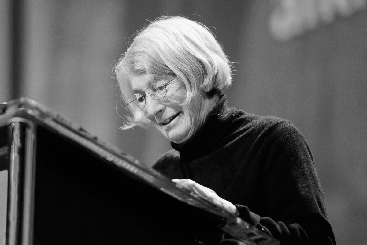 Letrasinverso's tweet photo. Mary Oliver está na capa da edição n. 688 do Boletim Letras 360º disponibilizada online no último sábado de abril de 2026. Recordamos para leitura e partilha. 

📸Kevork Djansezian https://t.co/zdA2usAurR