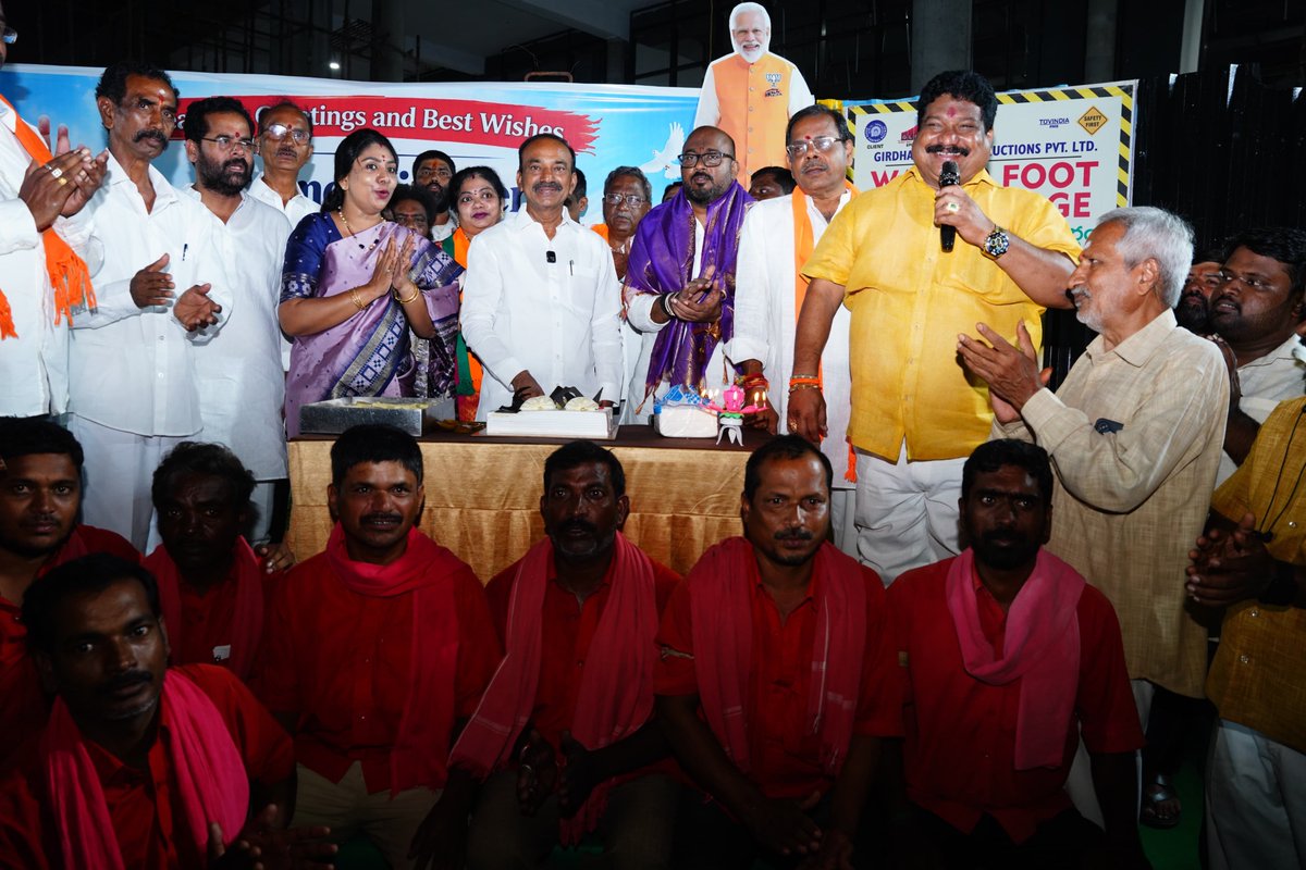 Eatala_Rajender's tweet photo. భారత ప్రధాని శ్రీ @narendramodi గారి జన్మదినాన్ని పురస్కరించుకుని, సికింద్రాబాద్ రైల్వే స్టేషన్ ఆవరణలో నిర్వహించిన ''ఆశీర్వాద దీపం'' కార్యక్రమంలో దీపం వెలిగించి, వేడుకలలో పాల్గొన్నాను.

ఈ సందర్భంగా మాట్లాడుతూ..

🔸ఆకలి, కష్టాలను స్వయంగా అనుభవించి ఎదిగిన ప్రజా నాయకుడు శ్రీ నరేంద్ర మోదీ గారు. భారతజాతి గర్వించదగ్గ నేతగా ఆయన 76 వసంతాలు పూర్తి చేసుకుని 77వ వసంతంలోకి అడుగుపెడుతున్నారు.

🔸నేడు దేశవ్యాప్తంగా ప్రతి పల్లెలో, పట్టణంలో తమ సొంత కుటుంబ సభ్యుడి వేడుకలా ప్రజలే స్వచ్ఛందంగా మోదీ గారి జన్మదినాన్ని ఘనంగా జరుపుకుంటున్నారు.

🔸గత పాతికేళ్లుగా (25ఏళ్లుగా) ఎన్నికల్లో ఓటమెరుగని నేతగా మోదీ గారు రికార్డు సృష్టించారు. 

🔸13 ఏళ్లపాటు గుజరాత్ ముఖ్యమంత్రిగా రాష్ట్రాన్ని ప్రగతిపథంలో నడిపించారు. గుజరాత్ అభివృద్ధి మోడల్ దేశవ్యాప్తం కావాలనే సంకల్పంతో నాటి బీజేపీ అధ్యక్షులు శ్రీ రాజ్‌నాథ్ సింగ్ గారి నాయకత్వంలో ఆయన్ను ప్రధాని అభ్యర్థిగా ప్రకటిస్తే, దేశ ప్రజలు బ్రహ్మరథం పట్టారు. సంకీర్ణాల యుగంలో సైతం స్థిరమైన పరిపాలన అందిస్తూ వరుసగా మూడోసారి దేశ ప్రధానిగా బాధ్యతలు నిర్వర్తిస్తున్నారు.

🔸అంతర్జాతీయ స్థాయి సర్వేల్లోనూ ఆయన ప్రజాదరణకు తిరుగులేదని నిరూపితమవుతోంది.

🔸ఆయన నిఘంటువులో ‘సెలవు’ అనే మాటే లేదు. ‘ఎవ్రీ డే ఈజ్ ఎ మండే’ అన్నట్లుగా దేశం కోసం అనునిత్యం శ్రమిస్తున్నారు.

🔸గత పదేళ్ల క్రితం సికింద్రాబాద్ రైల్వే స్టేషన్‌ కు వెళ్లాలంటే దుర్గంధం, అపరిశుభ్రతతో ప్రజలు తీవ్ర ఇబ్బందులు పడేవారు. నాడు పాలకులు ఉన్నా, ప్రజలు పన్నులు చెల్లించినా నామమాత్రపు మరమ్మతులతో సరిపెట్టారు తప్ప శాశ్వత పరిష్కారం చూపలేదు. కానీ మోదీ హయాంలో ప్రపంచస్థాయి ఎయిర్‌ పోర్టులు, జాతీయ రహదారులు, ‘అమృత్ భారత్’ పథకం కింద ఆధునిక రైల్వే స్టేషన్ల నిర్మాణం శరవేగంగా సాగుతోంది. గతానికి, నేటి అభివృద్ధికి అసలు పోలికే లేదు.

🔸తాను పాలకుడిని కాదు, ఈ దేశ ప్రజల ‘ప్రధాన సేవకుడిని’ అని సగర్వంగా చెప్పుకునే నరేంద్ర మోదీ గారు నిండు నూరేళ్లు ఆయురారోగ్యాలతో వర్ధిల్లాలని భగవంతుడిని ప్రార్థిస్తున్నాను. దేశాన్ని మరింత ప్రగతిపథంలో నడిపించేందుకు ప్రజల ఆశీస్సులు ఎల్లప్పుడూ ఆయనకు ఉంటాయి.

ఈ సేవా కార్యక్రమంలో పాల్గొనడం ఎంతో గర్వంగా ఉంది.

ఈ కార్యక్రమంలో బిజెపి సికింద్రాబాద్ మహంకాళి జిల్లా అధ్యక్షులు శ్రీ గుండగోని భరత్ గౌడ్ గారు, మాజీ కార్పొరేటర్ శ్రీమతి కొంతం దీపిక నరేష్ గారు, సీనియర్ నాయకులు శ్రీ మల్లికార్జున్ గారు, సీనియర్ నాయకులు, కార్యకర్తలు తదితరులు పాల్గొన్నారు.

#AshirwadKaDiya 
#HappyBdayPMModi 
#SevaSankalpAbhiyan